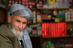 Gesichter Afghanistans,  Skeptisch aber Freundlich mustert dieser Händler seine Kundschaft